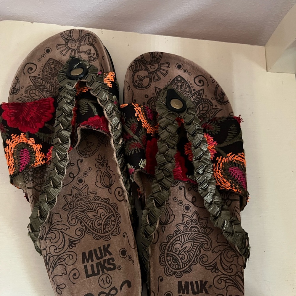 Muk Luks Red and Orange Sandals Vibrant Textile Design